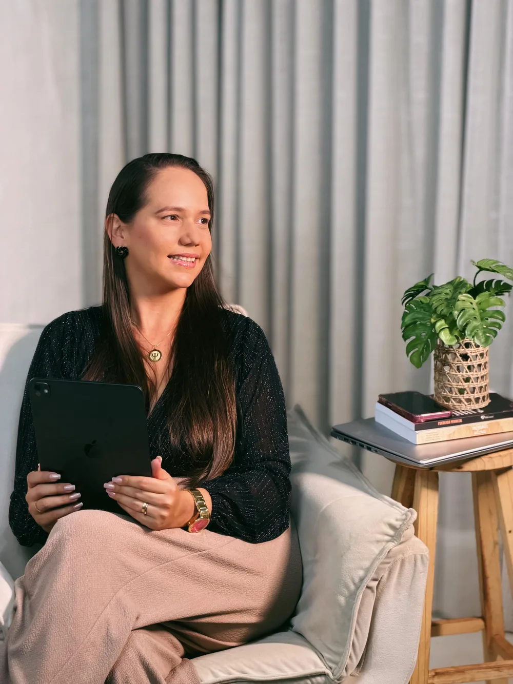 Mariele Paiá Buarque em seu espaço de atendimento